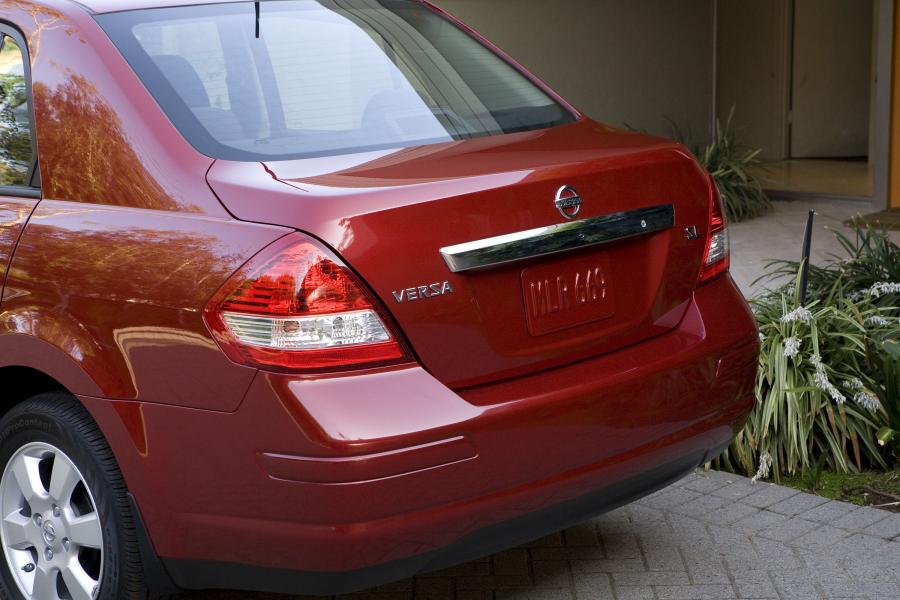  Nissan Versa 2010 года  (фото 20 из 35)